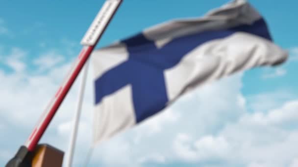 Cierre de la barrera del boom con el cartel de QUARANTINE contra la bandera finlandesa. Cierre de fronteras o aislamiento relacionado con infecciones en Finlandia — Vídeo de stock