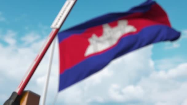 Закриття бум бар'єру з карантиновим знаком проти камбоджійського прапора. Закриття кордону або інфекція, пов "язана з ізоляцією в Камбоджі. — стокове відео