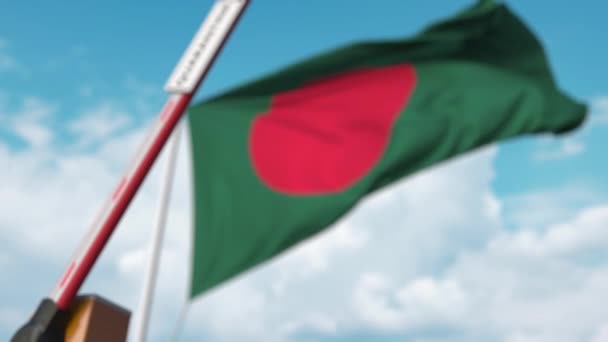Cancello a barriera con cartello QUARANTINE chiuso con bandiera del Bangladesh come sfondo. Chiusura delle frontiere bengalesi o isolamento connesso alle infezioni — Video Stock