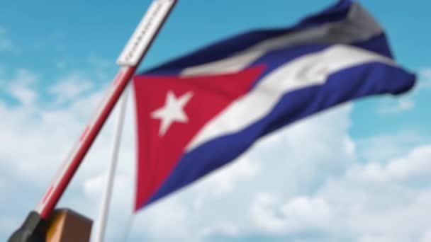 Sluitingsbarrière met quarantaine teken tegen de Cubaanse vlag. Afsluiting van de grens of infectie in verband met isolatie in Cuba — Stockvideo
