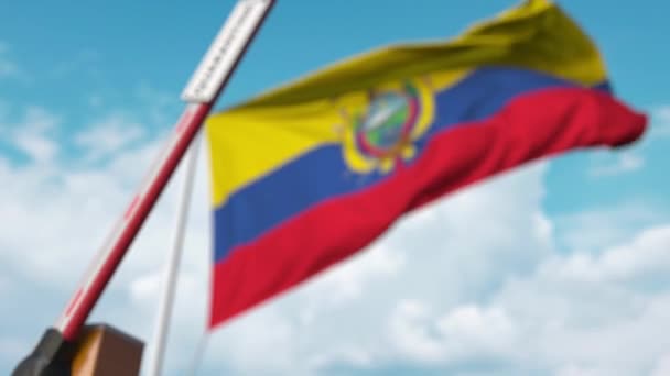 Barrier πύλη με πινακίδα Καραντίνα που κλείνει με σημαία του Ισημερινού ως φόντο. Κλείσιμο των συνόρων του Ισημερινού ή απομόνωση σχετιζόμενη με μόλυνση — Αρχείο Βίντεο