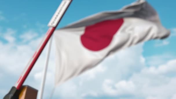 Cancello a barriera con cartello QUARANTINE chiuso con la bandiera del Giappone come sfondo. Isolamento giapponese limitato alle frontiere o all'infezione — Video Stock
