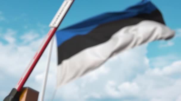 Estonya bayrağına karantina tabelasıyla bariyer kapatılıyor. Estonya 'da sınır kapatma veya enfeksiyonla ilgili izolasyon — Stok video