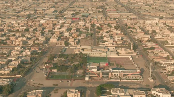 Vista aérea de una escuela con instalaciones deportivas dentro de la zona residencial de Dubai, Emiratos Árabes Unidos — Foto de Stock