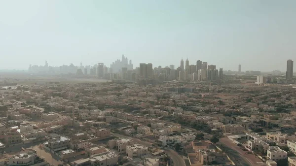 Fotografia aérea do horizonte de Dubais atrás da área residencial, Emirados Árabes Unidos — Fotografia de Stock