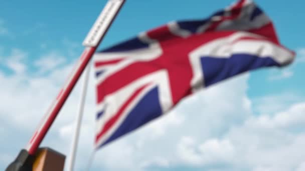 Barrièrepoort met quarantainebord gesloten met vlag van het Verenigd Koninkrijk als achtergrond. Britse grenssluiting of infectiegerelateerde isolatie — Stockvideo
