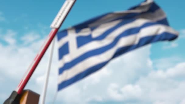 Puerta de pluma cerrada con signo QUARANTINE en el fondo de la bandera griega. Cierre de fronteras o aislamiento relacionado con infecciones en Grecia — Vídeo de stock
