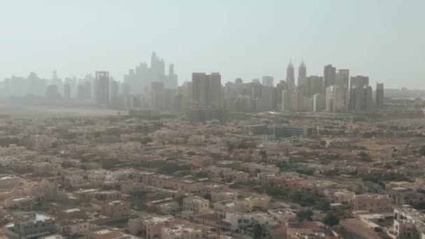 Αεροφωτογραφία dolly zoom του Dubais ορίζοντα πίσω από κατοικημένη περιοχή, ΗΑΕ — Αρχείο Βίντεο