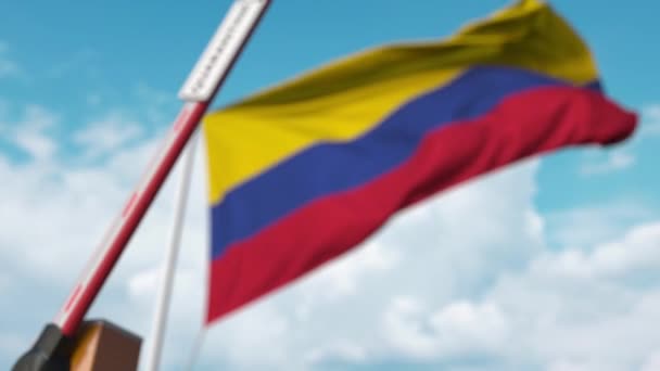 Puerta de pluma cerrada con signo QUARANTINE en el fondo de la bandera colombiana. Cierre de fronteras o aislamiento relacionado con infección en Colombia — Vídeo de stock