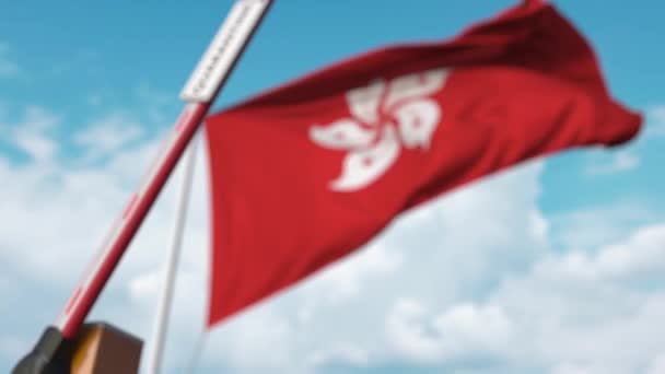 Gesloten giek hek met quarantaine bord op de vlag achtergrond. Afsluiting van de grens of infectie in verband met isolatie in Hongkong — Stockvideo
