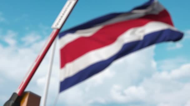 Barrièrepoort met quarantainebord gesloten met vlag van Costa Rica als achtergrond. Afsluiting van de Costa Ricaanse grens of infectie-gerelateerde isolatie — Stockvideo