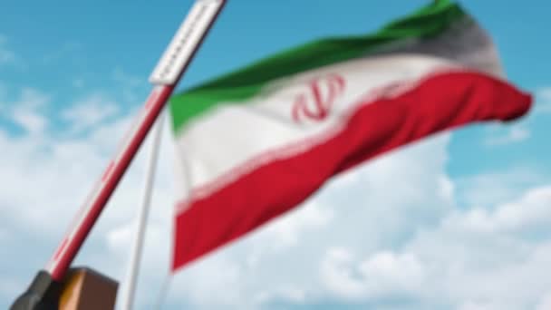 Zavřená brána s cedulí karantény na pozadí íránské vlajky. Uzavření hranic nebo izolace související s infekcí v Íránu — Stock video