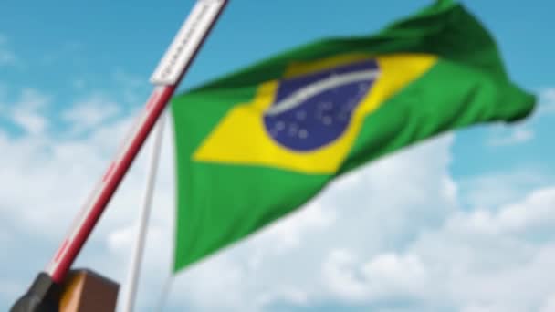Puerta de pluma cerrada con signo QUARANTINE en el fondo de la bandera brasileña. Cierre de fronteras o aislamiento relacionado con infección en Brasil — Vídeo de stock