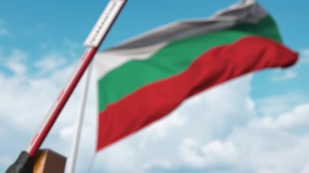 Cancello a braccio chiuso con cartello QUARANTINE sullo sfondo della bandiera bulgara. Chiusura delle frontiere o isolamento legato alle infezioni in Bulgaria — Video Stock