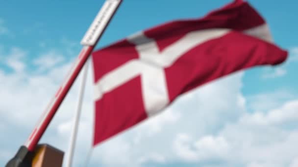 Закрытые ворота с надписью QUARANTINE на фоне датского флага. Закрытие границы или изоляция от инфекций в Дании — стоковое видео