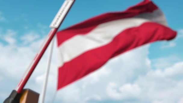 Stängd bom grind med karantän tecken på den österrikiska flaggan bakgrund. Gränsstängning eller infektionsrelaterad isolering i Österrike — Stockvideo