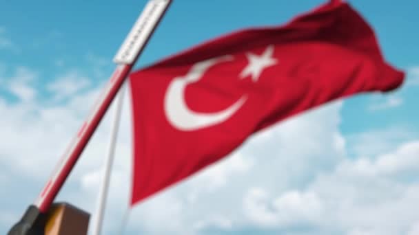 Geschlossenes Ausleger-Tor mit Quarantäne-Zeichen auf dem Hintergrund der türkischen Flagge. Beschränkter Grenzübertritt oder infektionsbedingte Isolation in der Türkei — Stockvideo