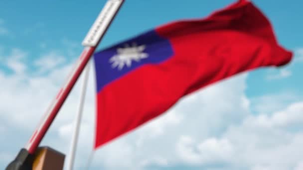 Akadálykapu karantén felirattal, mögötte tajvani zászlóval. Tajvani korlátozott határátlépés vagy fertőzéssel kapcsolatos izoláció — Stock videók