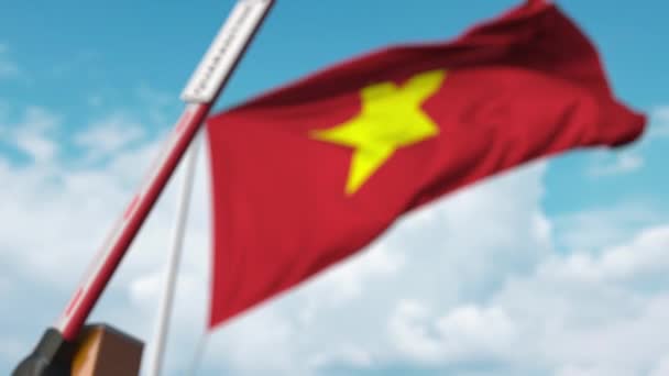 Sluitingsbarrière met quarantaine teken tegen de Vietnamese vlag. Afsluiting van de grens of besmetting in verband met isolatie in Vietnam — Stockvideo