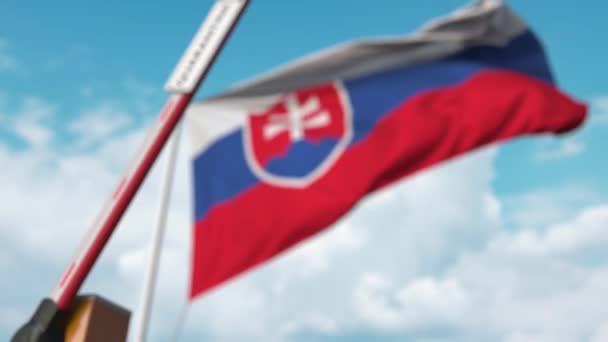 Barreira de lança de fechamento com sinal QUARANTINE contra a bandeira eslovaca. Restrição da passagem das fronteiras ou isolamento relacionado com a infecção na Eslováquia — Vídeo de Stock