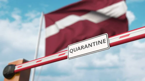 Absperrgitter mit Quarantäne-Schild, das mit der Flagge Lettlands als Hintergrund geschlossen wird. Beschränkter Grenzübertritt oder infektionsbedingte Isolation in Lettland — Stockfoto
