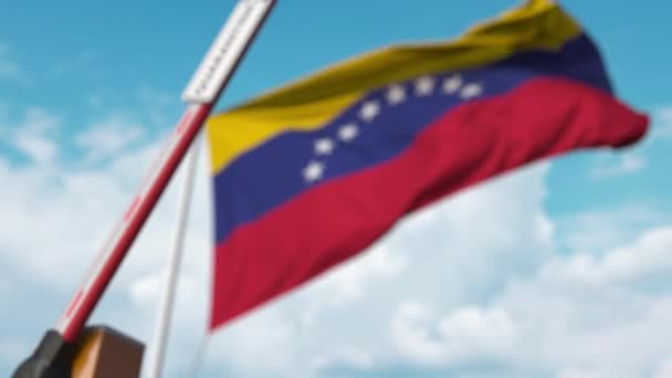 Chiusura barriera boom con cartello QUARANTINE contro la bandiera venezuelana. Chiusura delle frontiere o isolamento legato alle infezioni in Venezuela — Video Stock