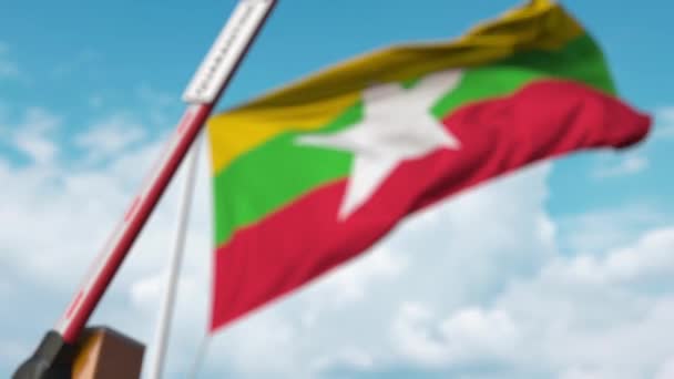 Cerrando la barrera del boom con el letrero QUARANTINE contra la bandera de Myanmar. Cruce fronterizo restringido o aislamiento relacionado con infecciones en Myanmar — Vídeos de Stock