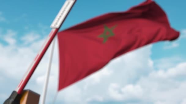 Menutup penghalang boom dengan tanda QUARANTINE terhadap bendera Maroko. Perlintasan perbatasan terlarang atau infeksi yang berhubungan dengan isolasi di Maroko — Stok Video
