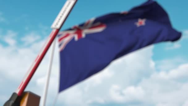Sluitingsbarrière met quarantainebord tegen de Nieuw-Zeelandse vlag. Beperkte grensovergang of infectiegerelateerde isolatie in Nieuw-Zeeland — Stockvideo