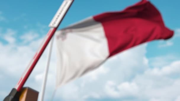 Barrera de cierre con signo QUARANTINE contra la bandera maltesa. Cruce fronterizo restringido o aislamiento relacionado con infecciones en Malta — Vídeos de Stock
