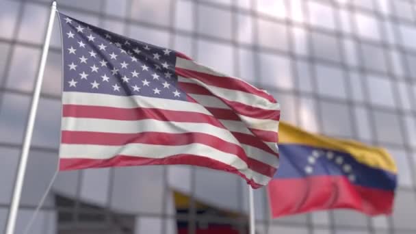 Banderas ondeantes de Estados Unidos y Venezuela frente a un rascacielos moderno — Vídeo de stock