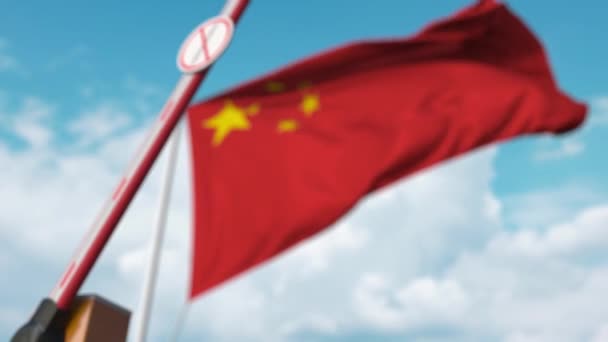 Boom Barriere mit Stop Coronavirus Zeichen gegen die chinesische Flagge schließen. Quarantäne in China — Stockvideo