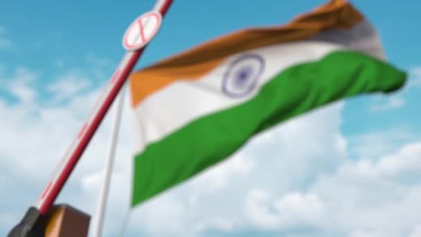 Barrièrepoort met Stop Coronavirus teken wordt gesloten met de vlag van India als achtergrond. Indische quarantaine — Stockvideo