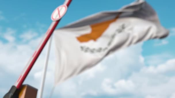Fermeture de la barrière de flèche avec STOP CORONAVIRUS signe contre le drapeau chypriote. La quarantaine à Chypre — Video