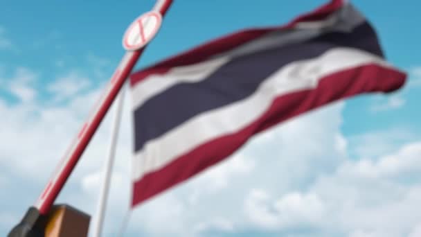 Закрытие шлагбаума табличкой "STCORONAVIRUS" на фоне флага Таиланда. Карантин в Таиланде — стоковое видео