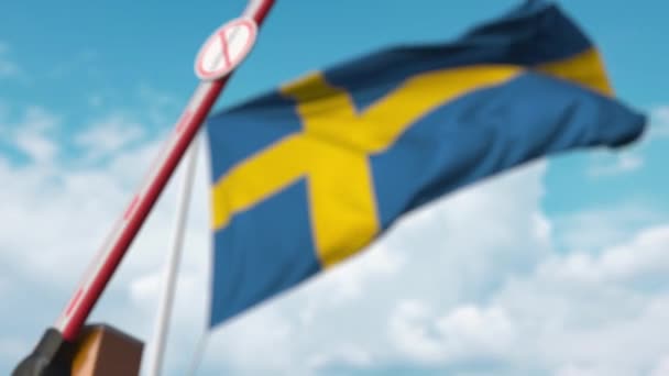 Cerrando la barrera del boom con STOP CORONAVIRUS firme contra la bandera sueca. Cuarentena en Suecia — Vídeo de stock