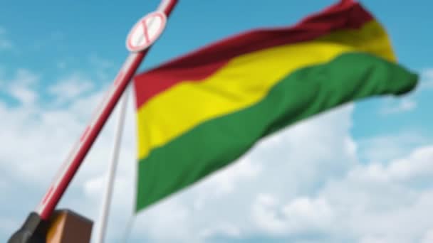 Cerrando barrera de auge con STOP CORONAVIRUS firmar contra la bandera boliviana. Cuarentena en Bolivia — Vídeo de stock