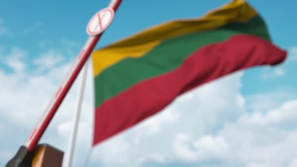 Fechando barreira boom com STOP CORONAVIRUS assinar contra a bandeira lituana. Quarentena na Lituânia — Vídeo de Stock