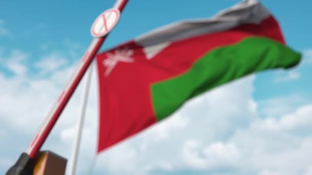 Chiusura barriera boom con STOP CORONAVIRUS segno contro la bandiera dell'Oman. Quarantena in Oman — Video Stock