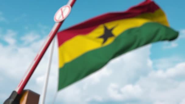 Cerrando barrera de auge con STOP CORONAVIRUS firmar contra la bandera de Ghana. Cuarentena en Ghana — Vídeo de stock