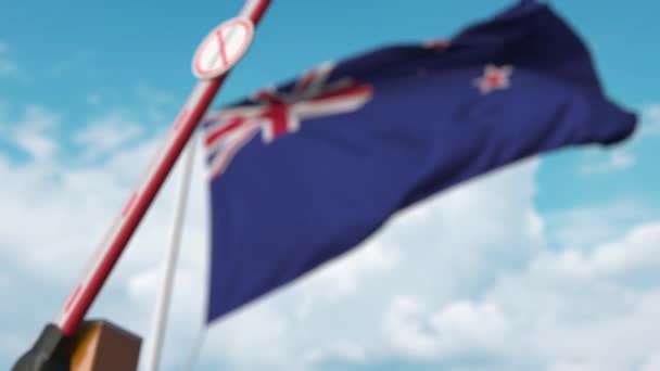 Закрытие шлагбаума табличкой STCORONAVIRUS на фоне флага Новой Зеландии. Карантин в Новой Зеландии — стоковое видео