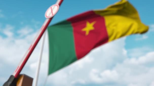 Закриті ворота буму з знаком Stop Coronavirus на камерунському прапорі. Карантин у Камеруні — стокове відео