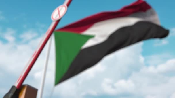 Gerbang boom tertutup dengan tanda STOP CORONAVIRUS pada latar belakang bendera Sudanian. Karantina di Sudan — Stok Video