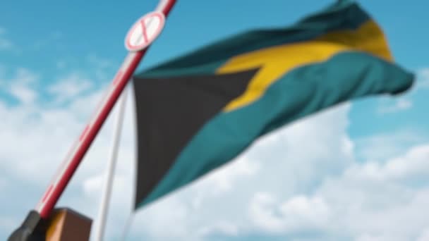 Porte à flèche fermée avec panneau STOP CORONAVIRUS sur le fond du drapeau des Bahamas. La quarantaine aux Bahamas — Video