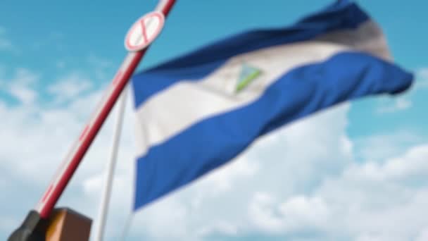 Barriärport med stoppskylt mot Coronavirus stängs med Nicaraguas flagga som bakgrund. Nicaraguansk karantän — Stockvideo