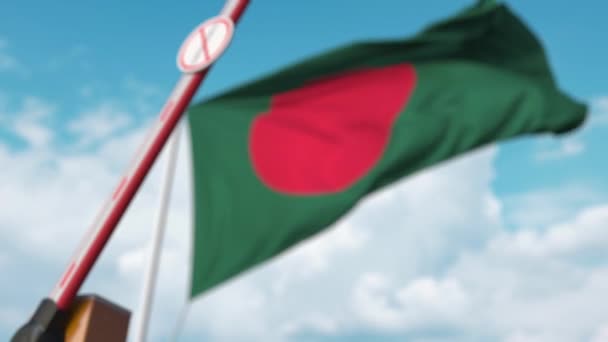 Porta de barreira com sinal STOP CORONAVIRUS sendo fechado com bandeira de Bangladesh como pano de fundo. Quarentena de Bangladesh — Vídeo de Stock