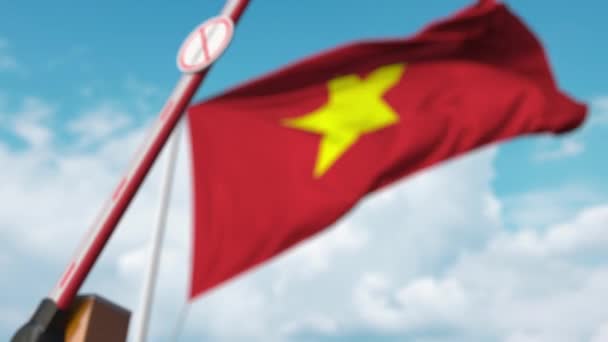 Fechando barreira boom com STOP CORONAVIRUS assinar contra a bandeira vietnamita. Quarentena no Vietnã — Vídeo de Stock