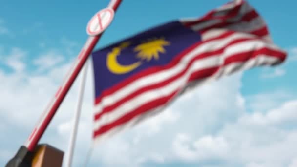 Porta de barreira com sinal STOP CORONAVIRUS sendo fechado com bandeira da Malásia como pano de fundo. Quarentena malaia — Vídeo de Stock
