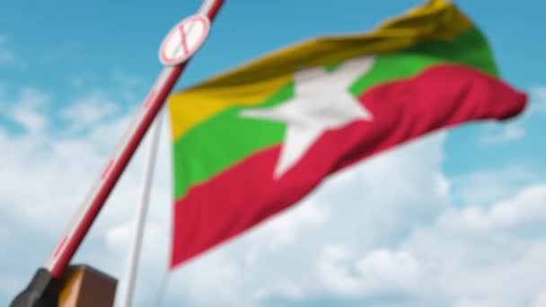 Fechando a barreira de lança com STOP CORONAVIRUS assinar contra a bandeira Myanma. Quarentena em Myanmar — Vídeo de Stock