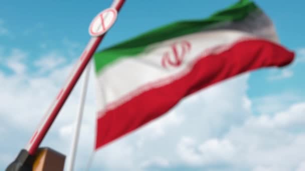 Geschlossenes Ausleger-Tor mit Stop Coronavirus-Zeichen auf dem Hintergrund der iranischen Flagge. Quarantäne im Iran — Stockvideo